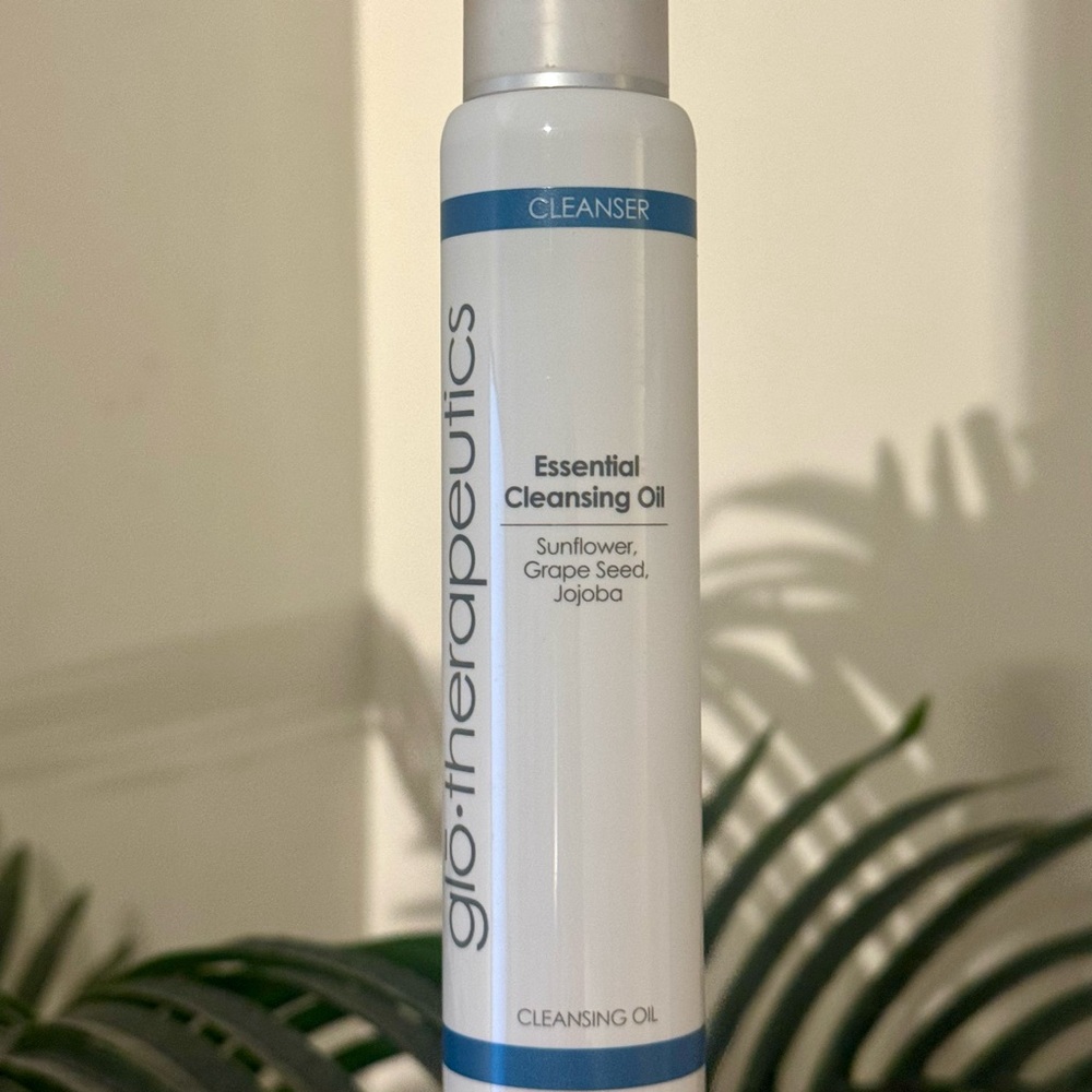 + FREE GIFT with Purchase! Glo Therapeutics Cleansing Oil - Sealed (Unboxed)